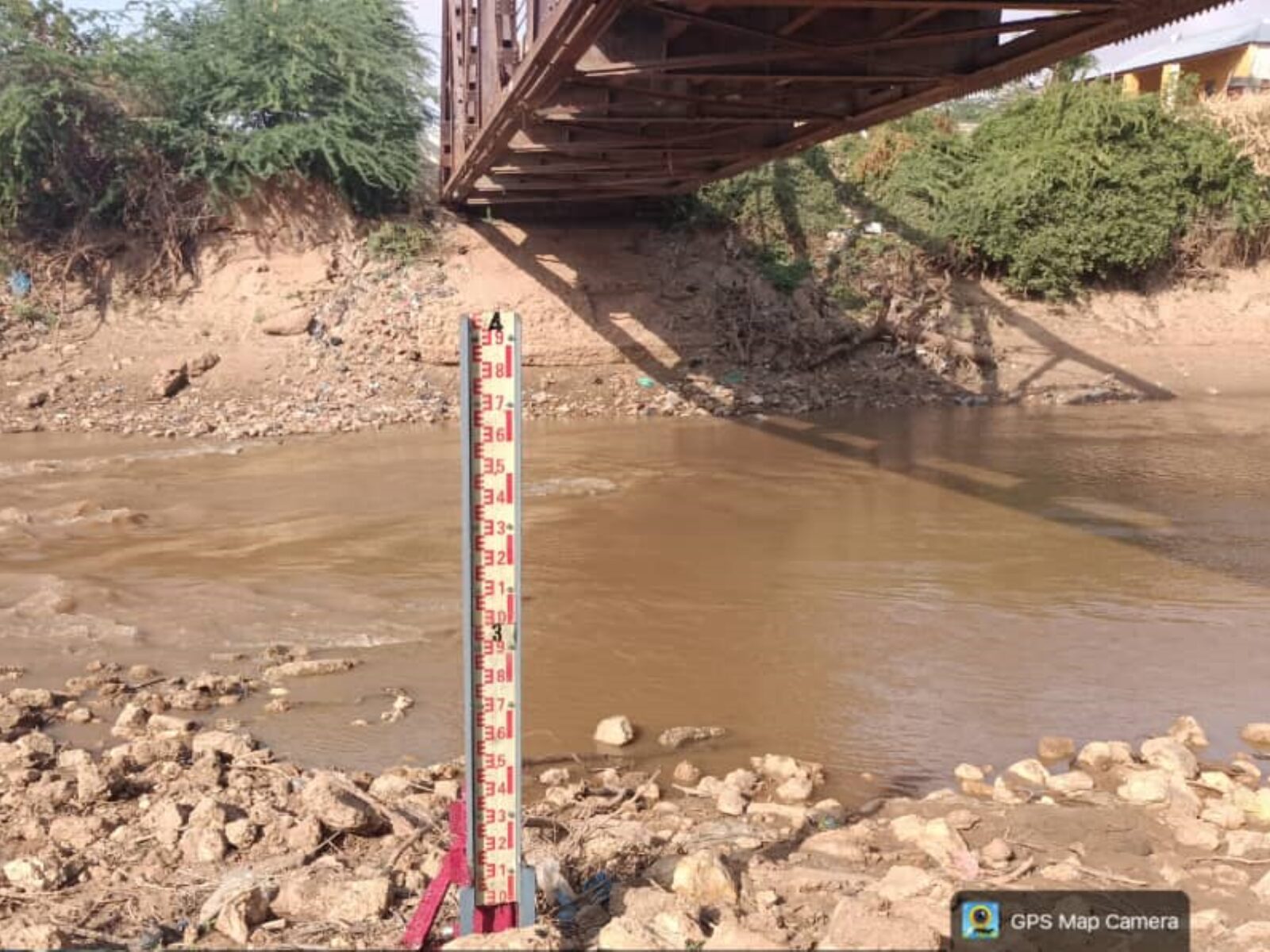 A SWALIM field technician taking a reading at a river gauging station on the Shabelle.